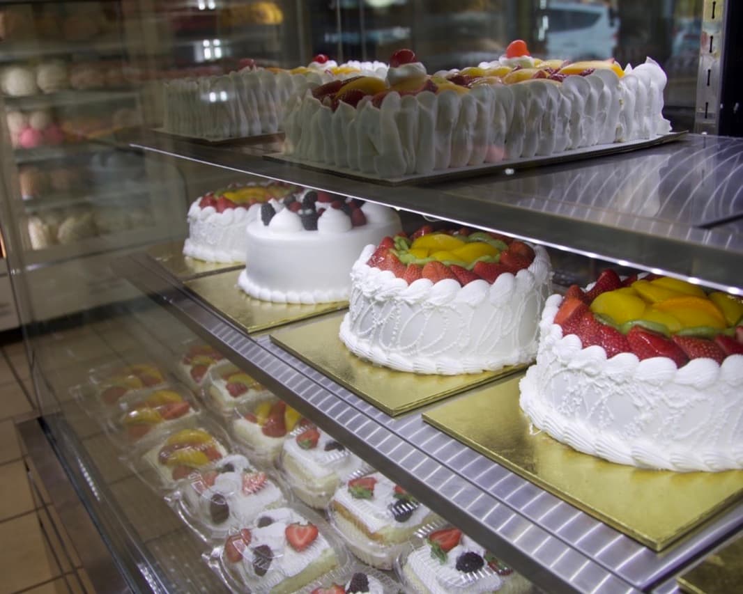Vitrina de pasteles Mil Hojas con frutas frescas — mango, fresa, kiwi y moras