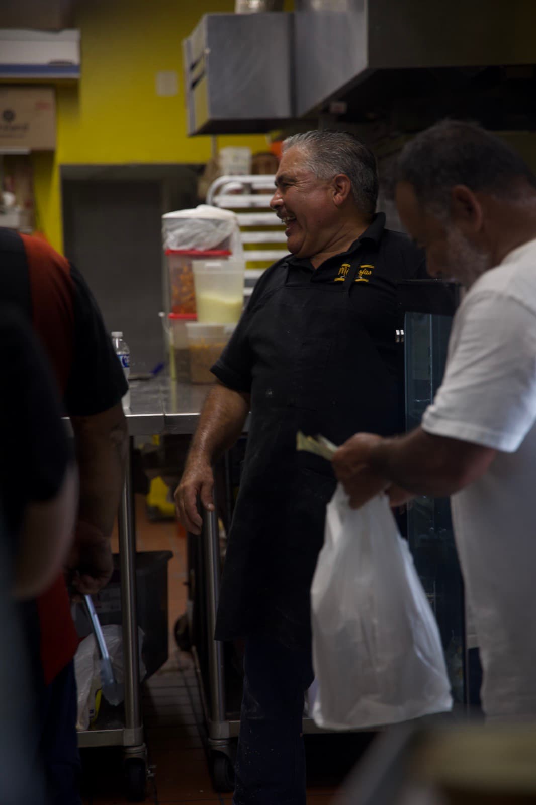 Colaborador atendiendo a un cliente